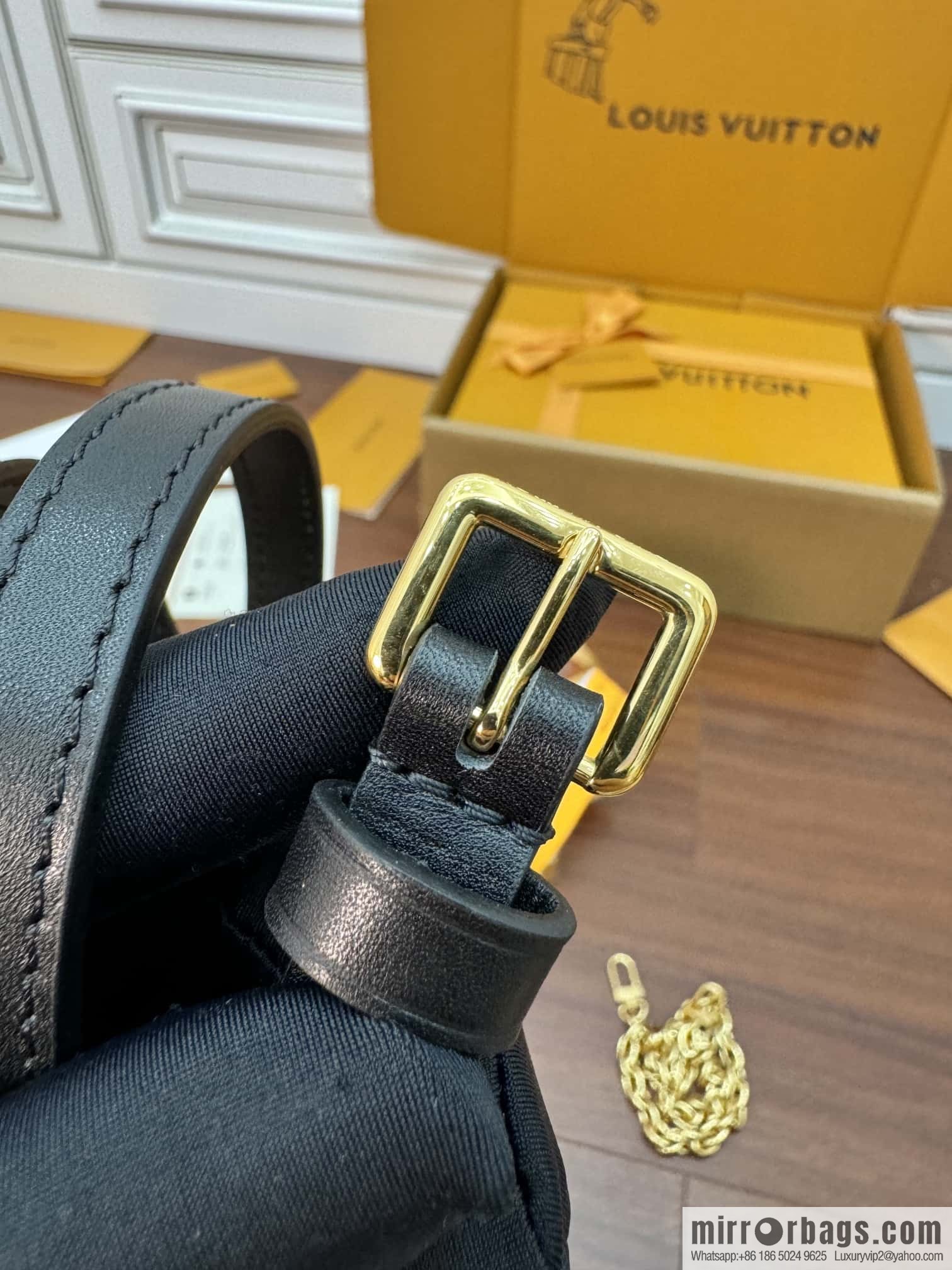 LV M83227 NO ÉPURSE LV CHARMS BAG