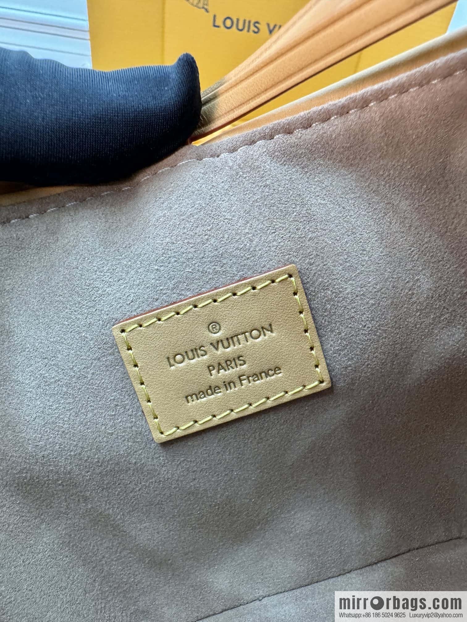 LV M83227 NO ÉPURSE LV CHARMS BAG
