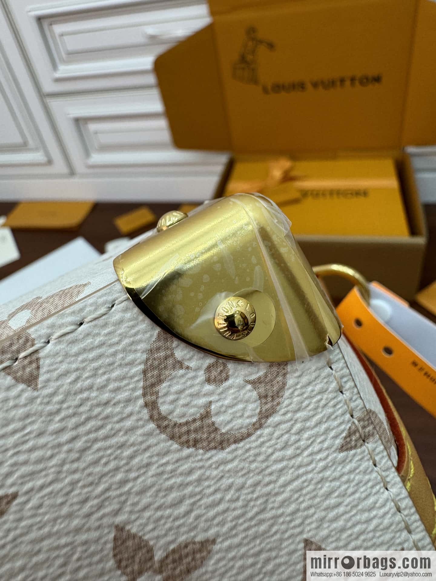 LV M83227 NO ÉPURSE LV CHARMS BAG