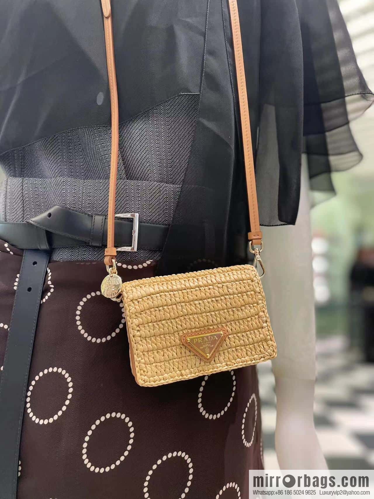 PRADA 🎉 woven packet 🎉 1MR024mini