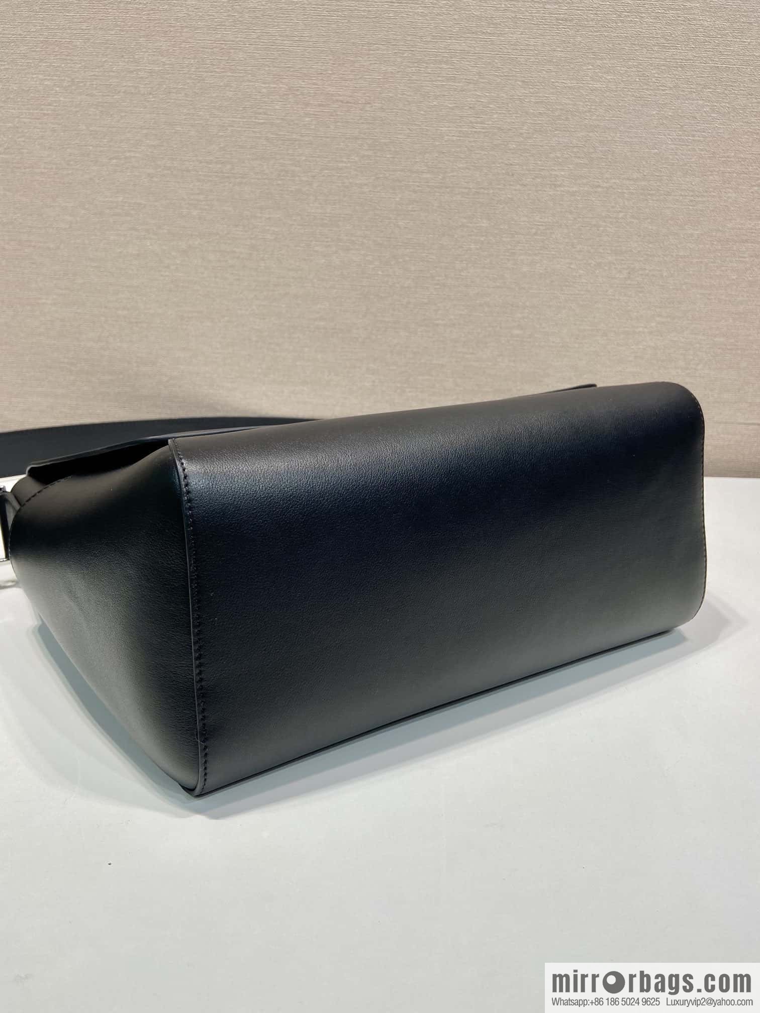 PRADA 🎉 new messenger bag 🎉🎉 2VD068 large