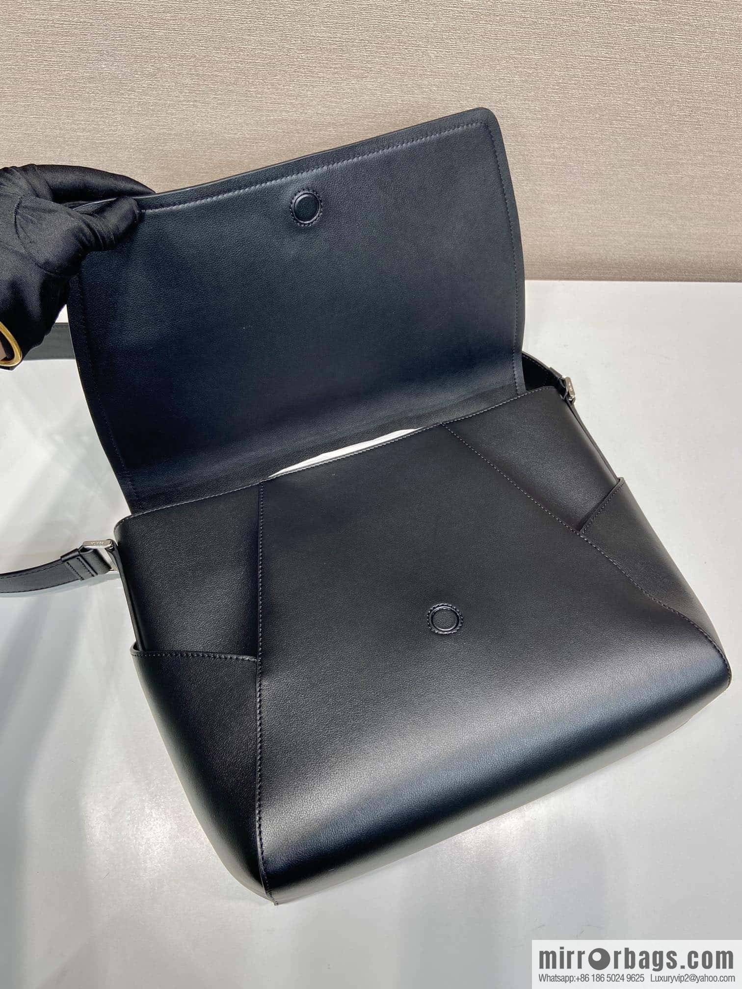 PRADA 🎉 new messenger bag 🎉🎉 2VD068 large