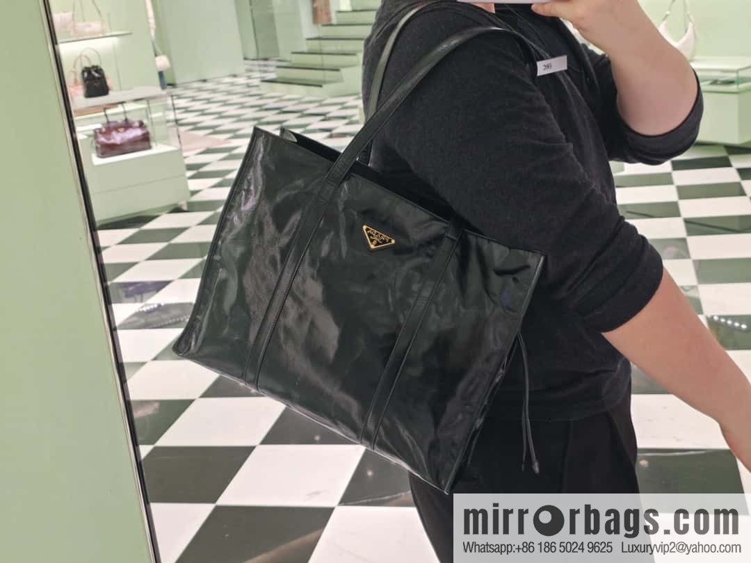 PRADA 🎉 oil wax tote bag 🎉 1BG460