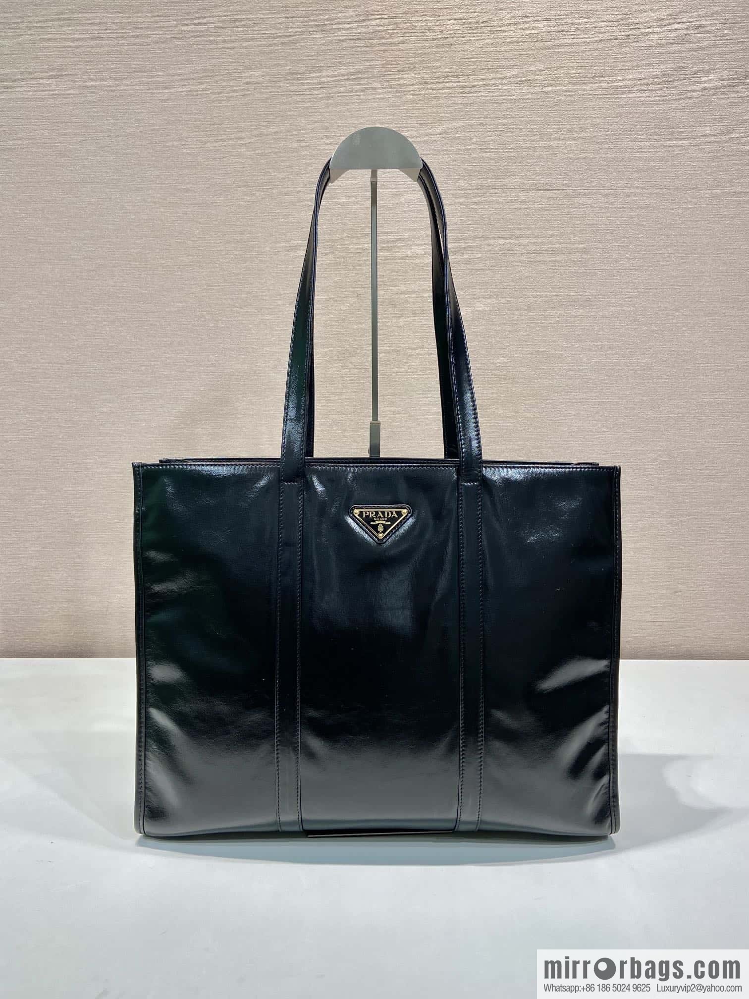 PRADA 🎉 oil wax tote bag 🎉 1BG460