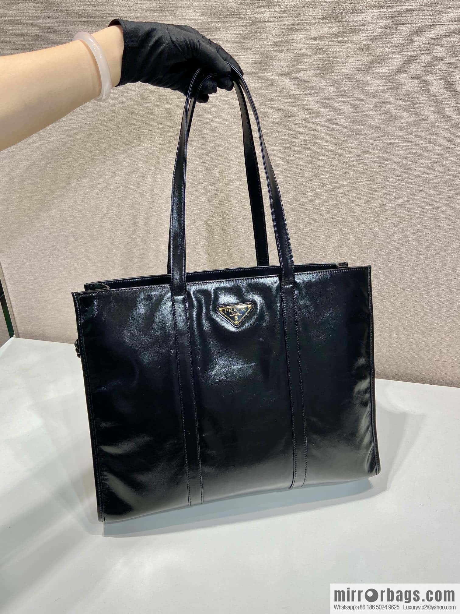 PRADA 🎉 oil wax tote bag 🎉 1BG460
