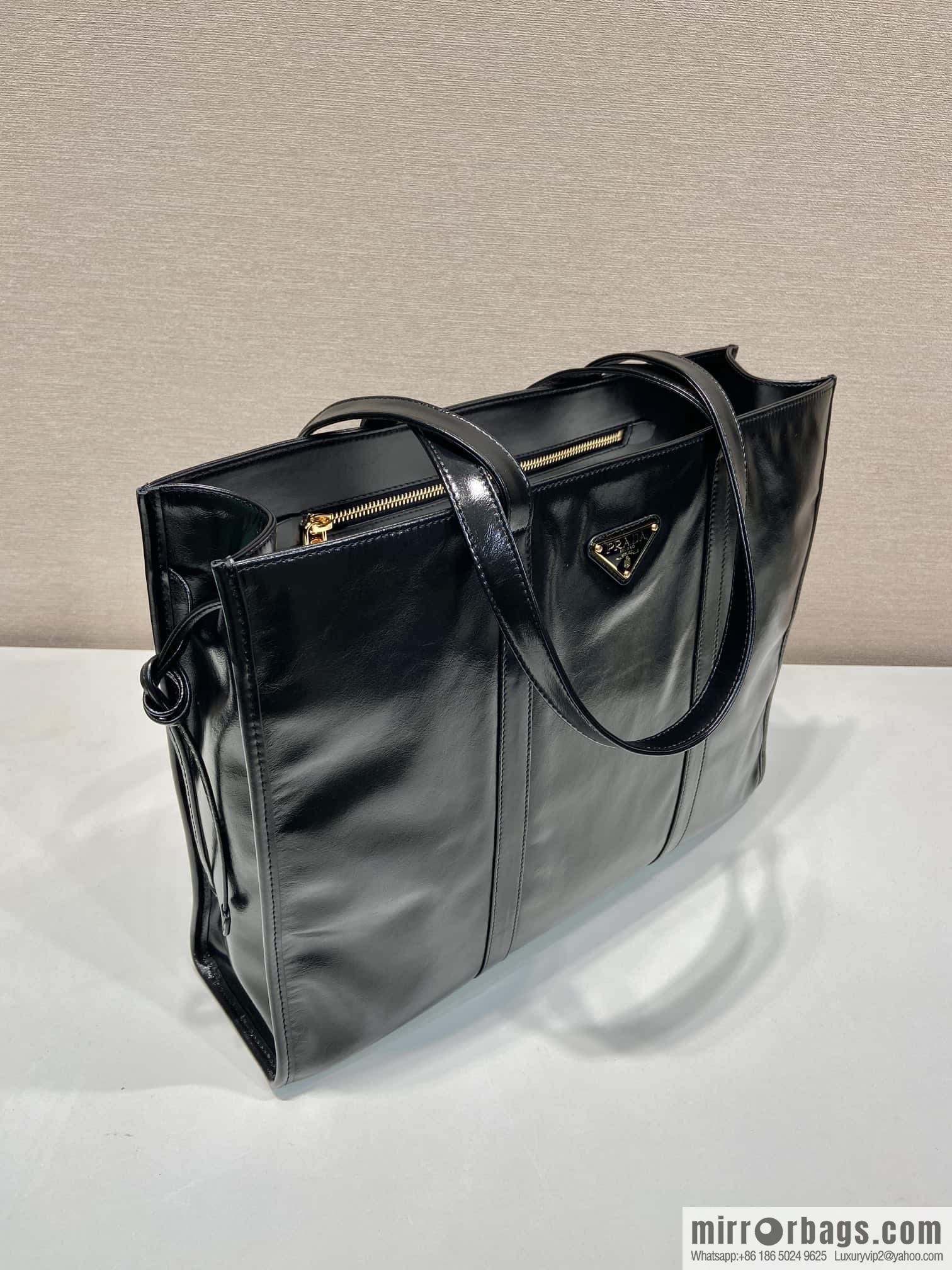 PRADA 🎉 oil wax tote bag 🎉 1BG460