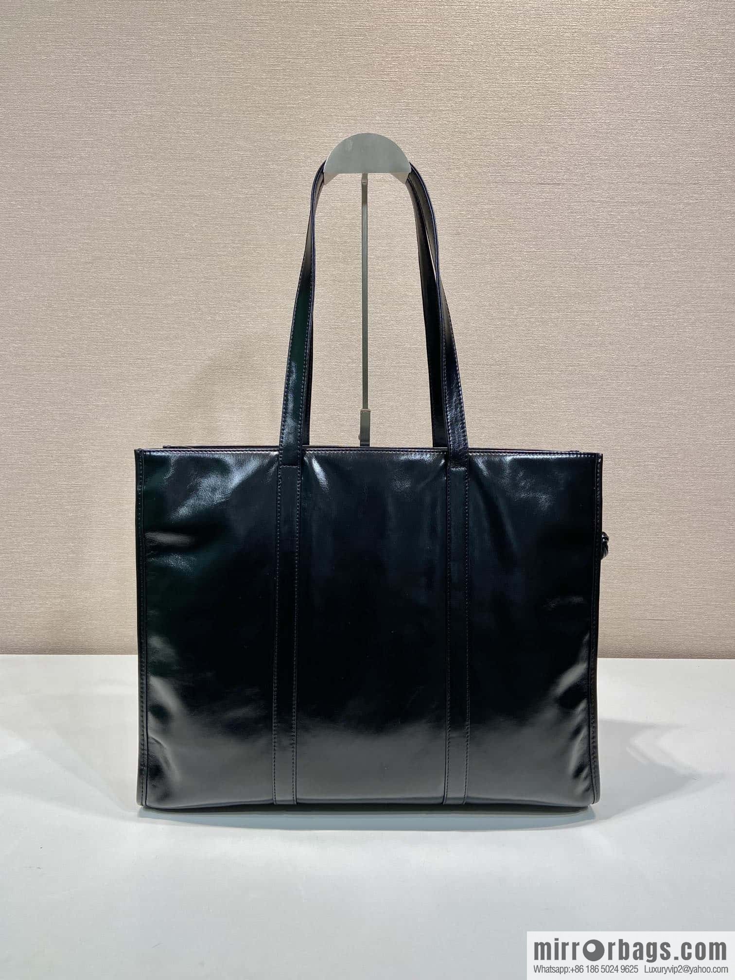 PRADA 🎉 oil wax tote bag 🎉 1BG460