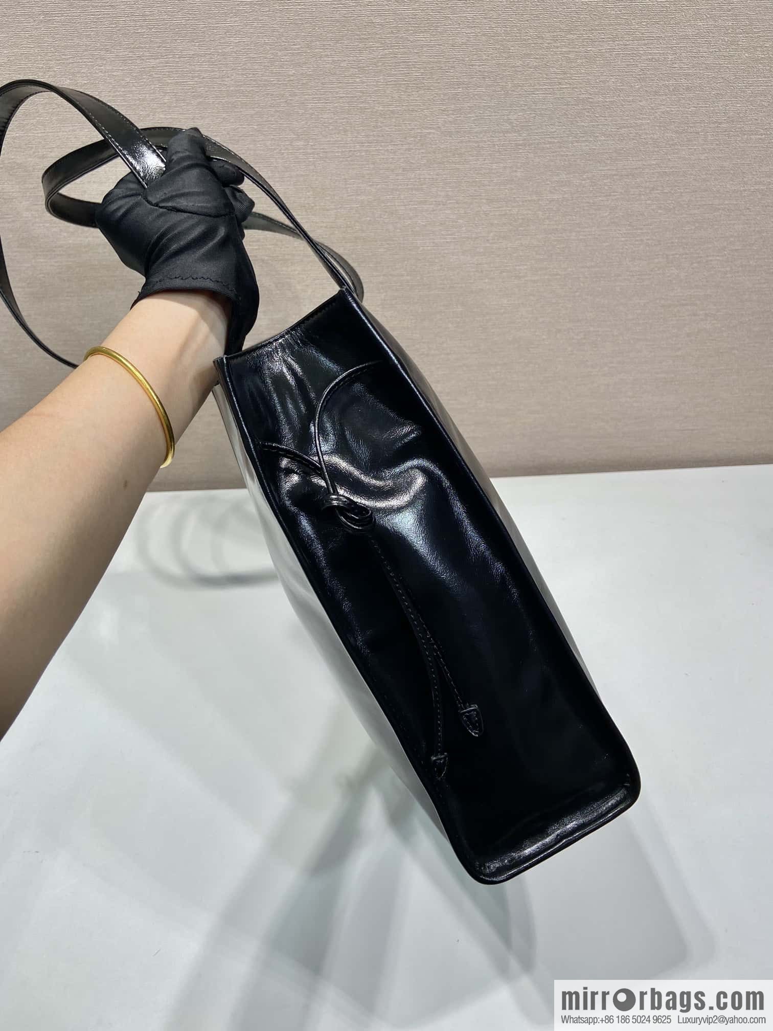 PRADA 🎉 oil wax tote bag 🎉 1BG460