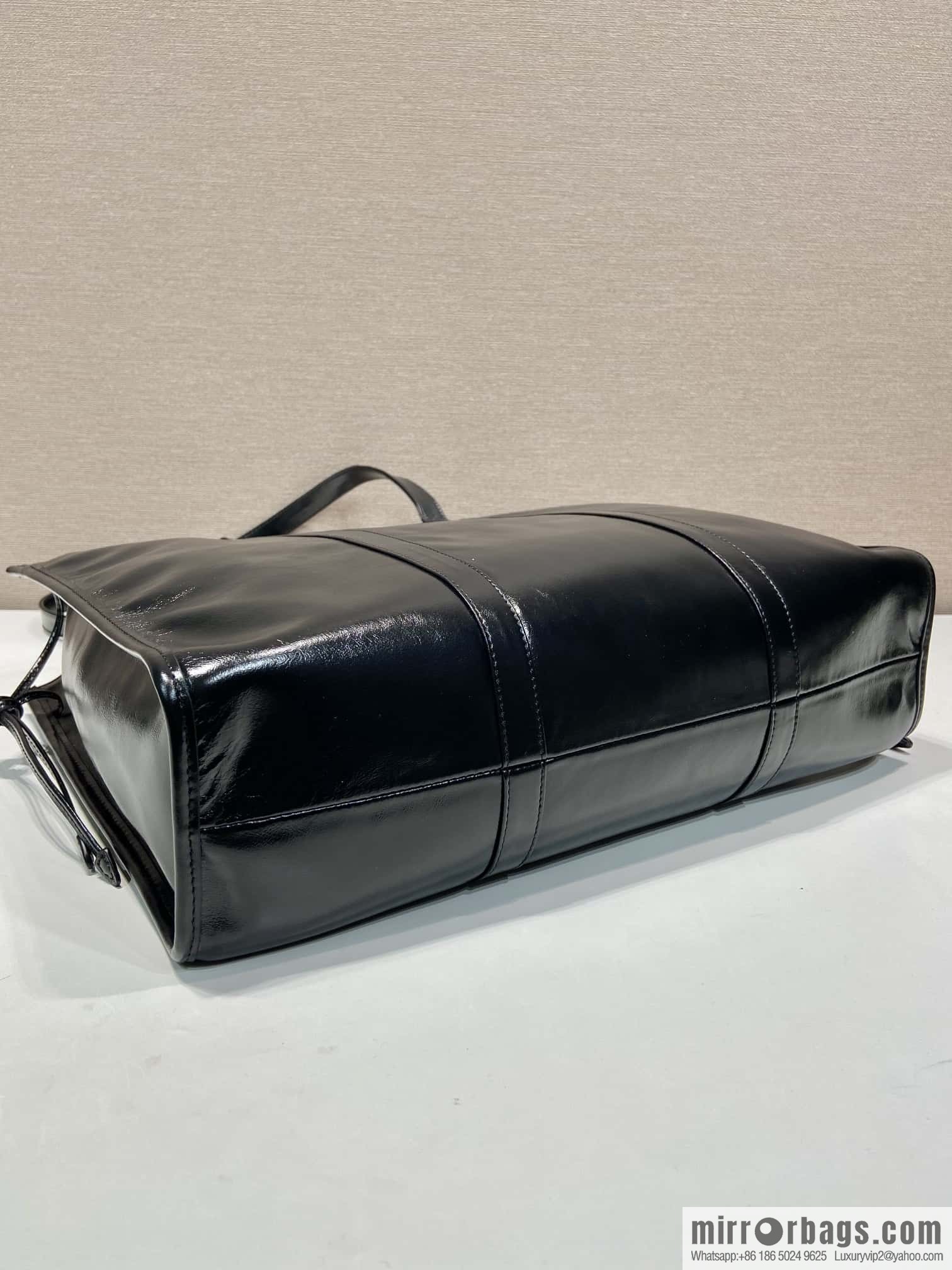 PRADA 🎉 oil wax tote bag 🎉 1BG460