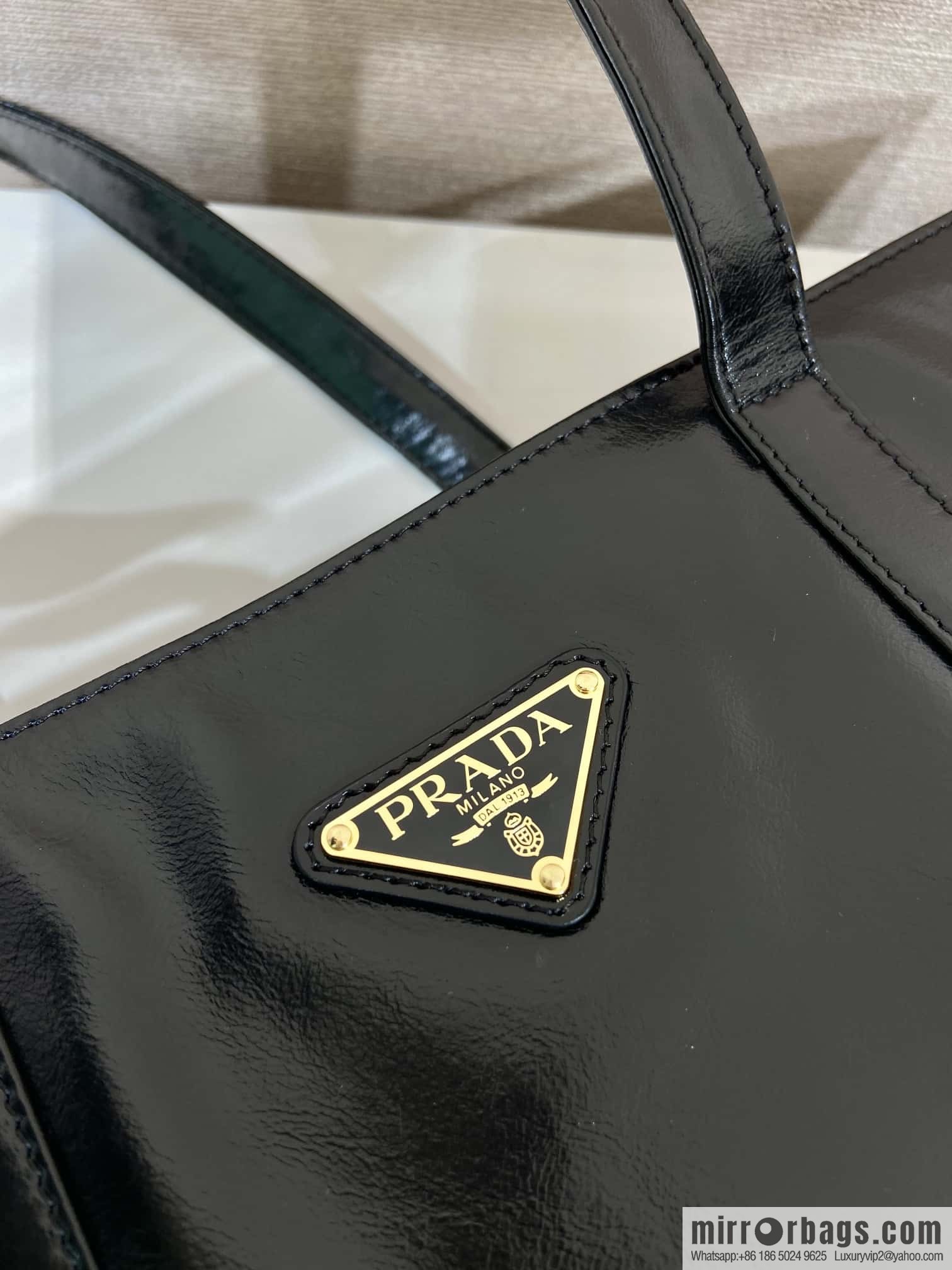 PRADA 🎉 oil wax tote bag 🎉 1BG460