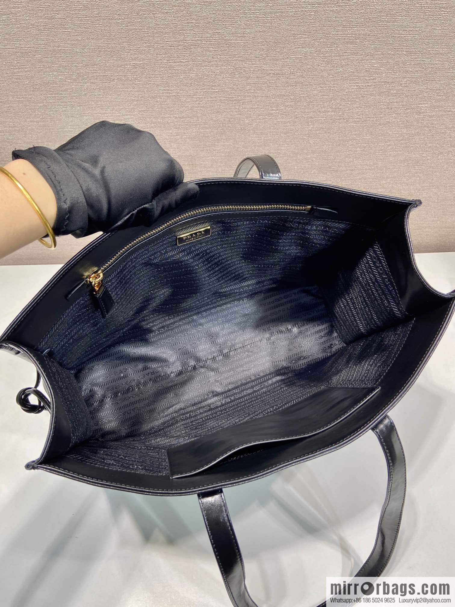 PRADA 🎉 oil wax tote bag 🎉 1BG460