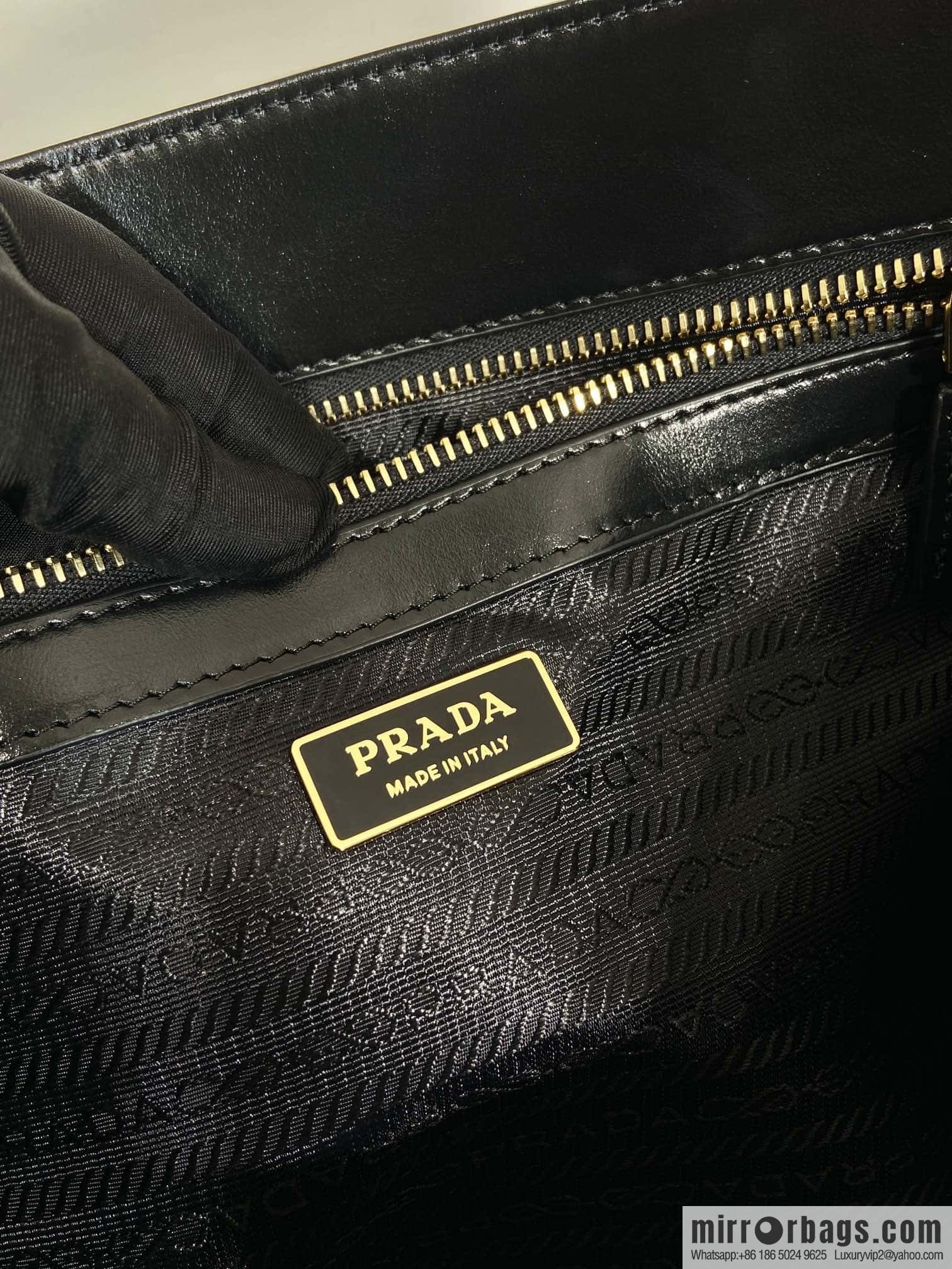 PRADA 🎉 oil wax tote bag 🎉 1BG460