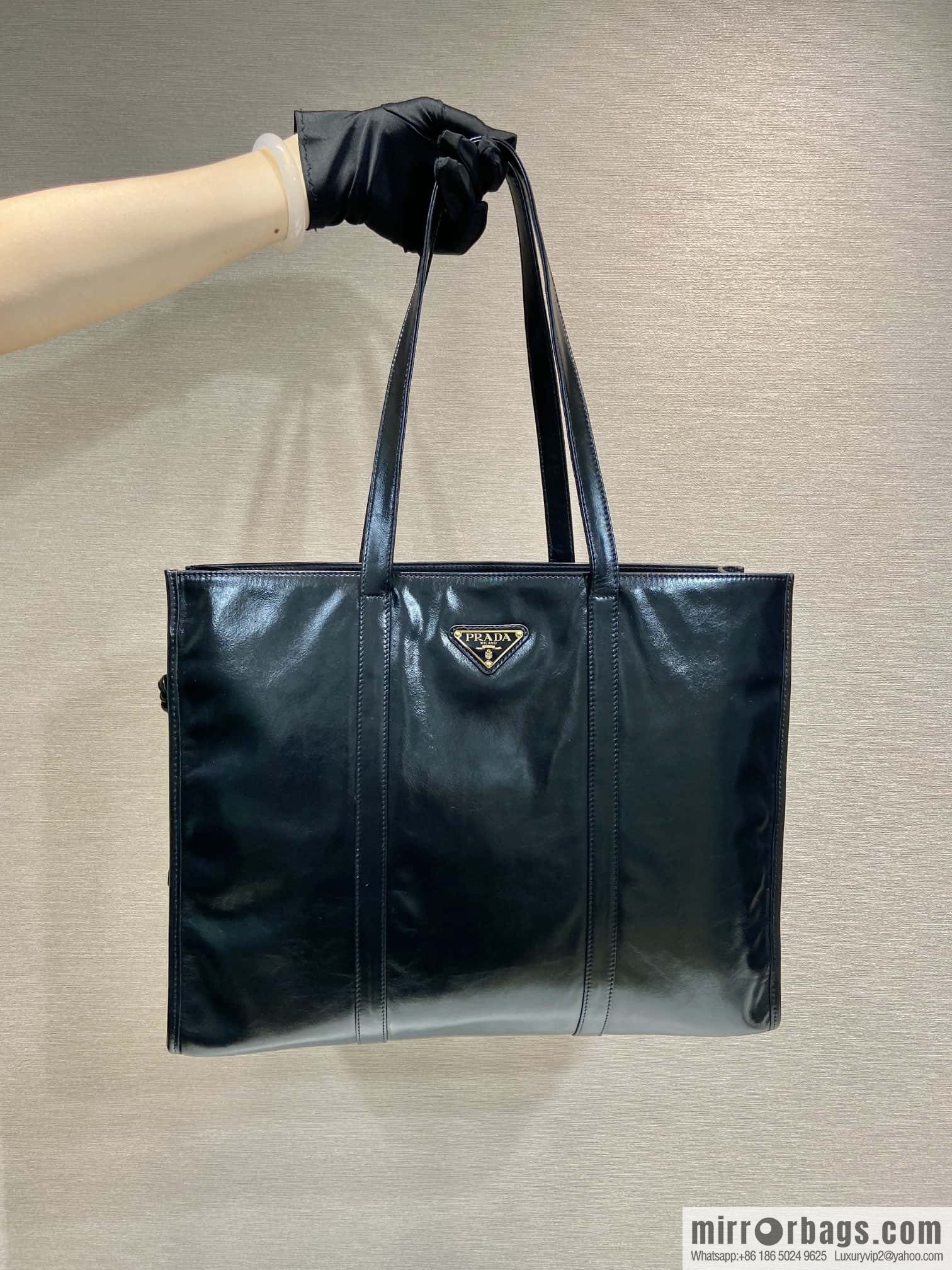 PRADA 🎉 oil wax tote bag 🎉 1BG460