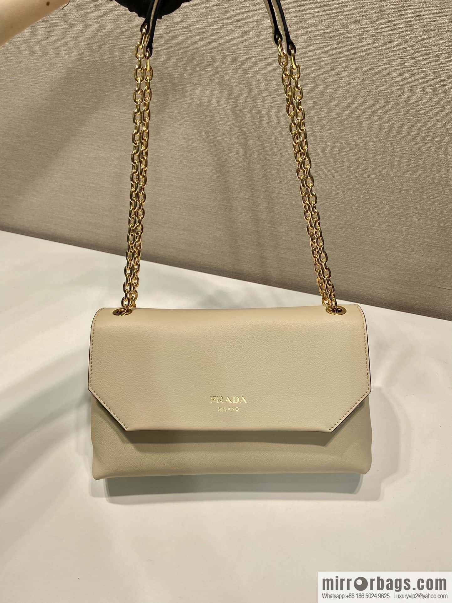 PRADA 🎉 new small 🎉 1BD371 women