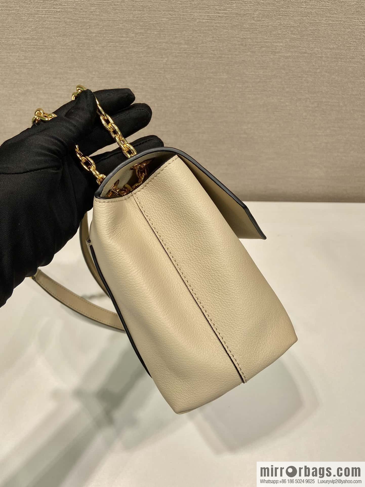 PRADA 🎉 new small 🎉 1BD371 women