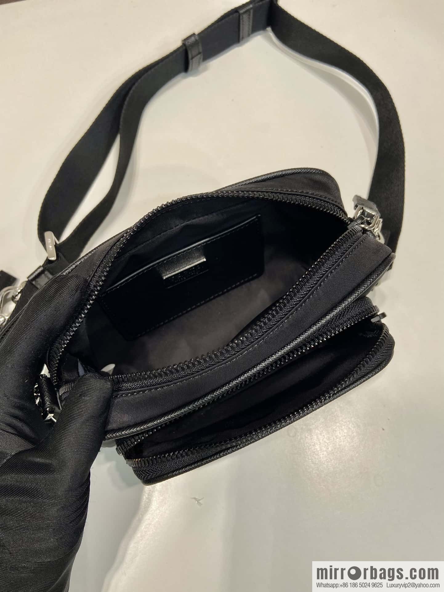 PRADA 🎉 new 🎉 2VH172/cross pattern