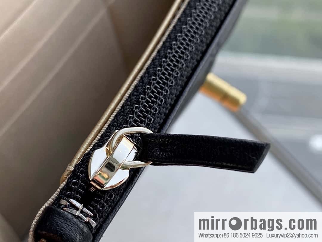 CHANEL π
Metal Ball Black AP1450