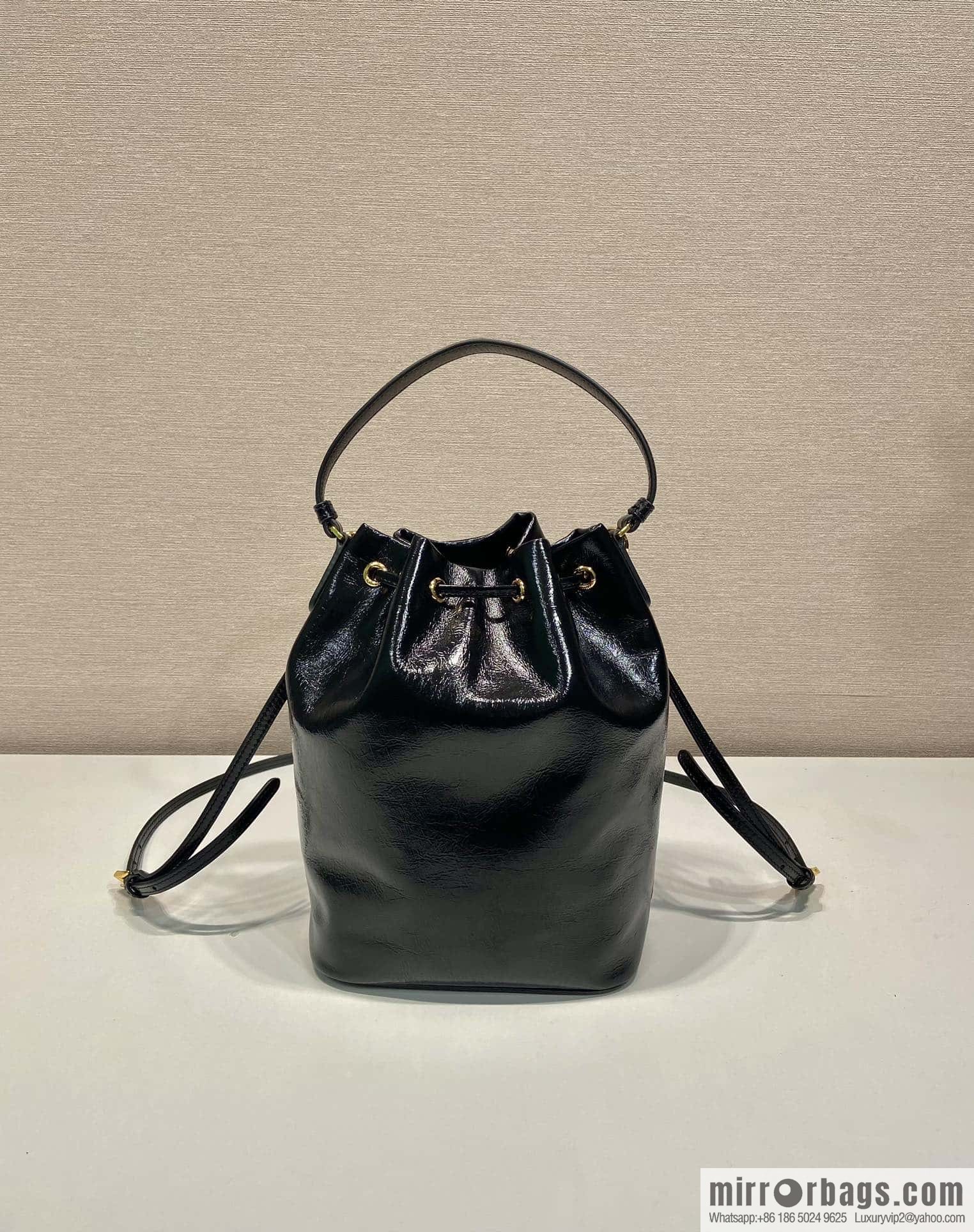 PRADA 🎉 paint crumpled skin bucket bag 🎉 1BH038