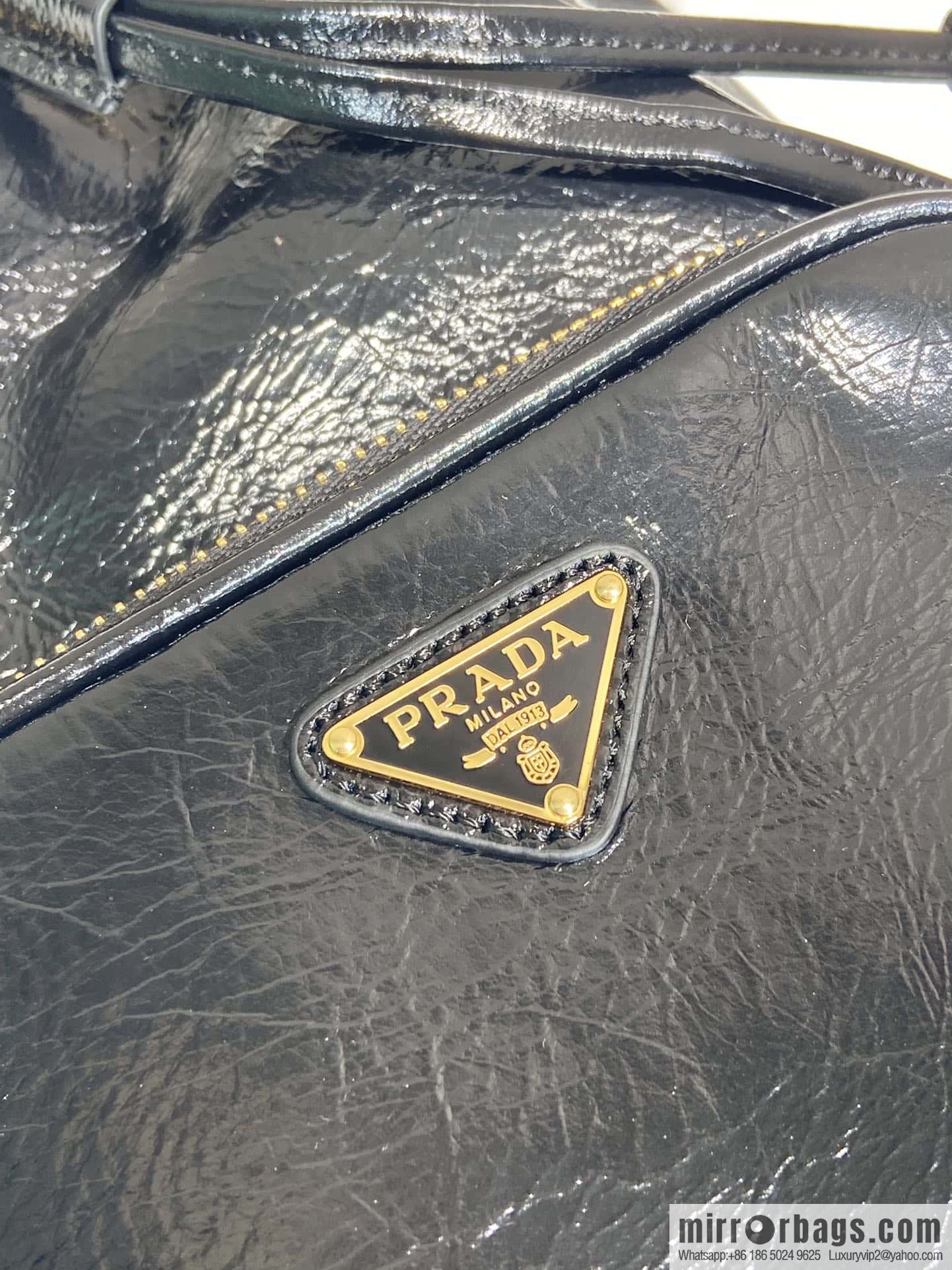 PRADA 🎉 paint crumpled skin bucket bag 🎉 1BH038