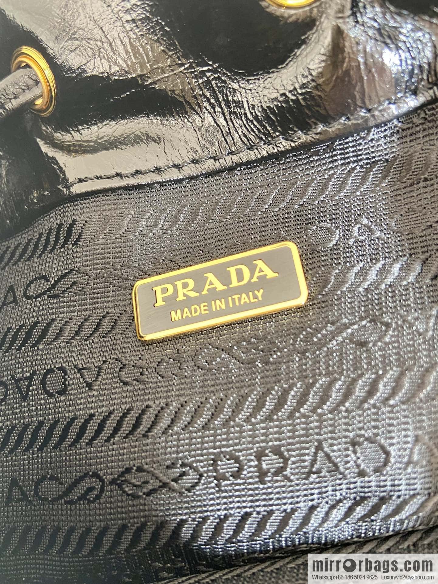 PRADA 🎉 paint crumpled skin bucket bag 🎉 1BH038