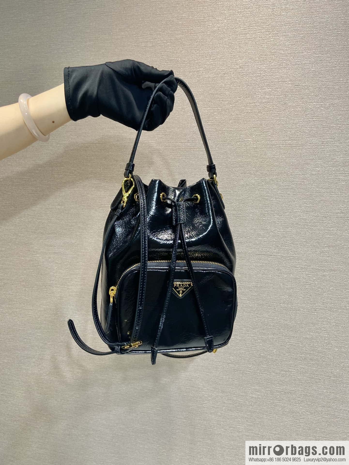PRADA 🎉 paint crumpled skin bucket bag 🎉 1BH038