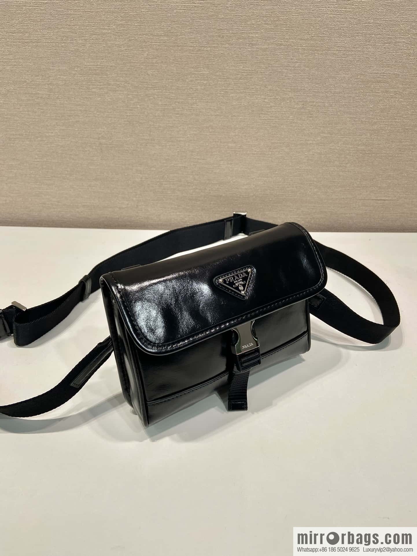 PRADA 🎉 oil wax leather small mail carrier bag 🎉 2ZH108 mobile phone bag