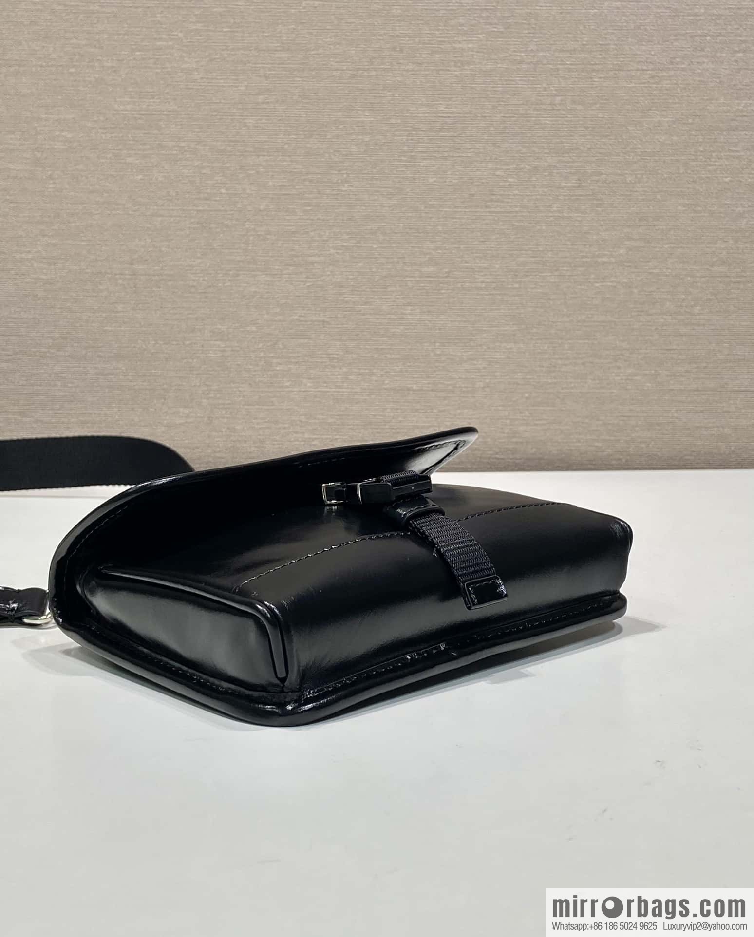 PRADA 🎉 oil wax leather small mail carrier bag 🎉 2ZH108 mobile phone bag