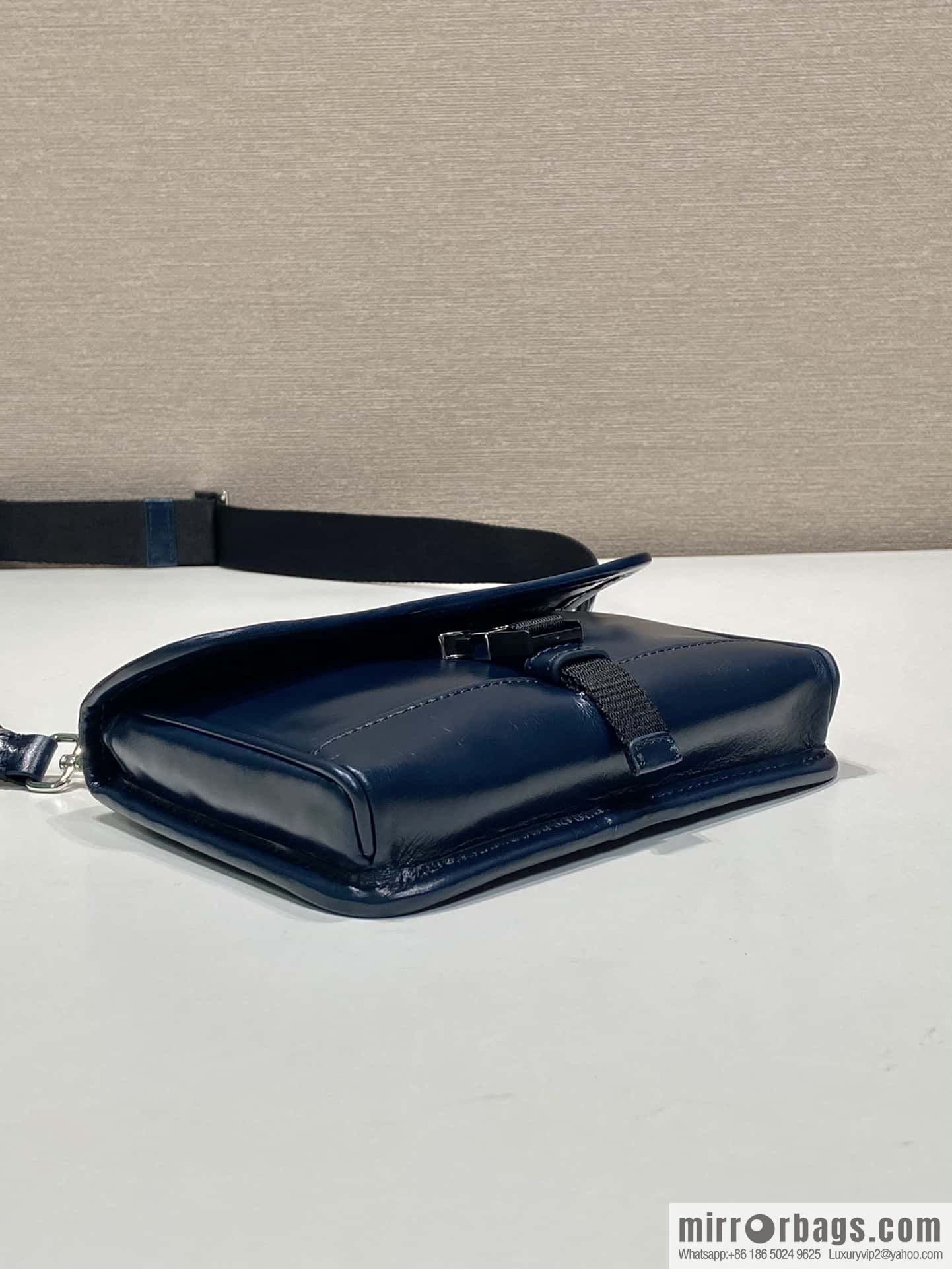 PRADA 🎉 oil wax leather small mail carrier bag 🎉 2ZH108 mobile phone bag
