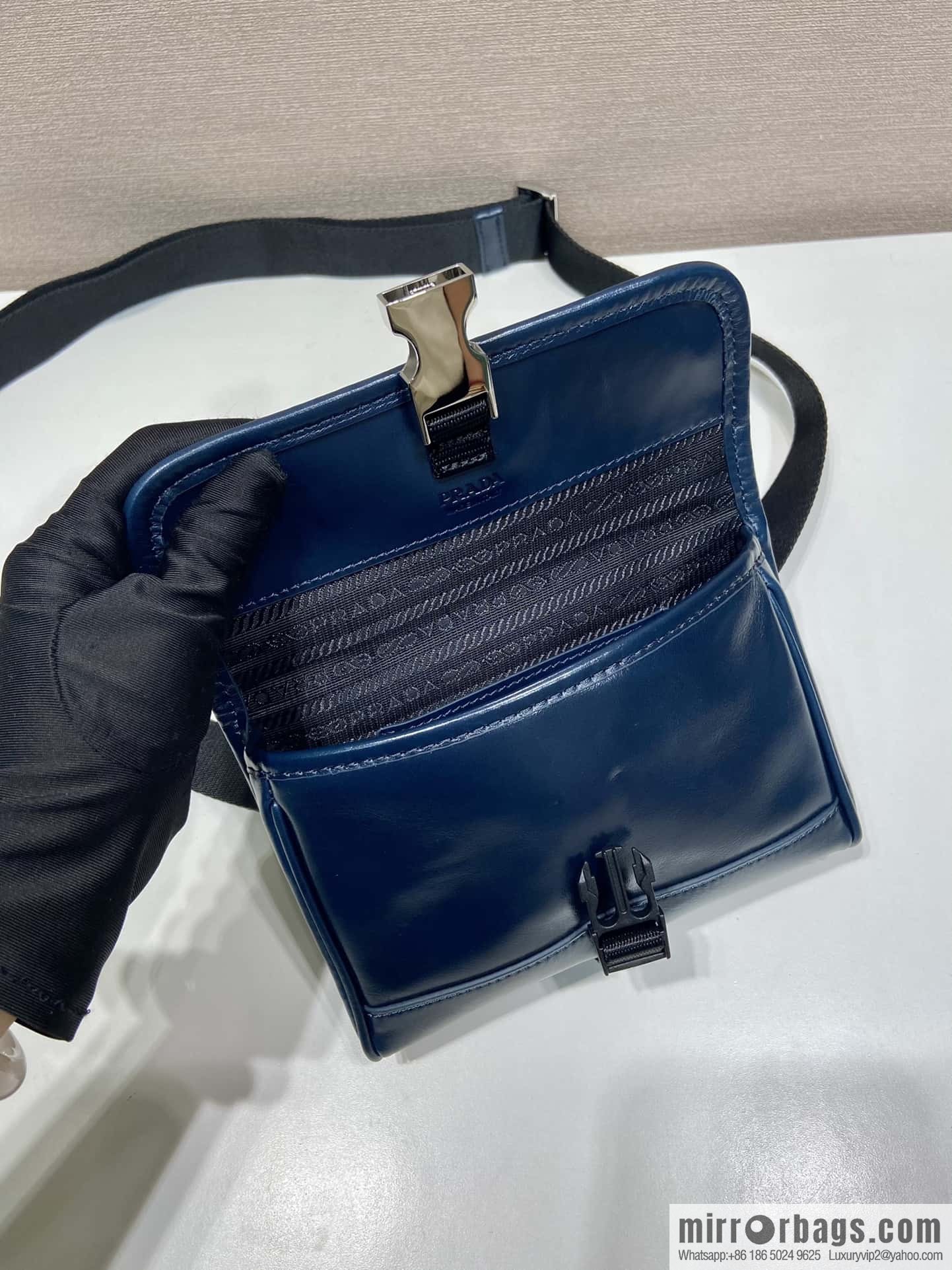PRADA 🎉 oil wax leather small mail carrier bag 🎉 2ZH108 mobile phone bag