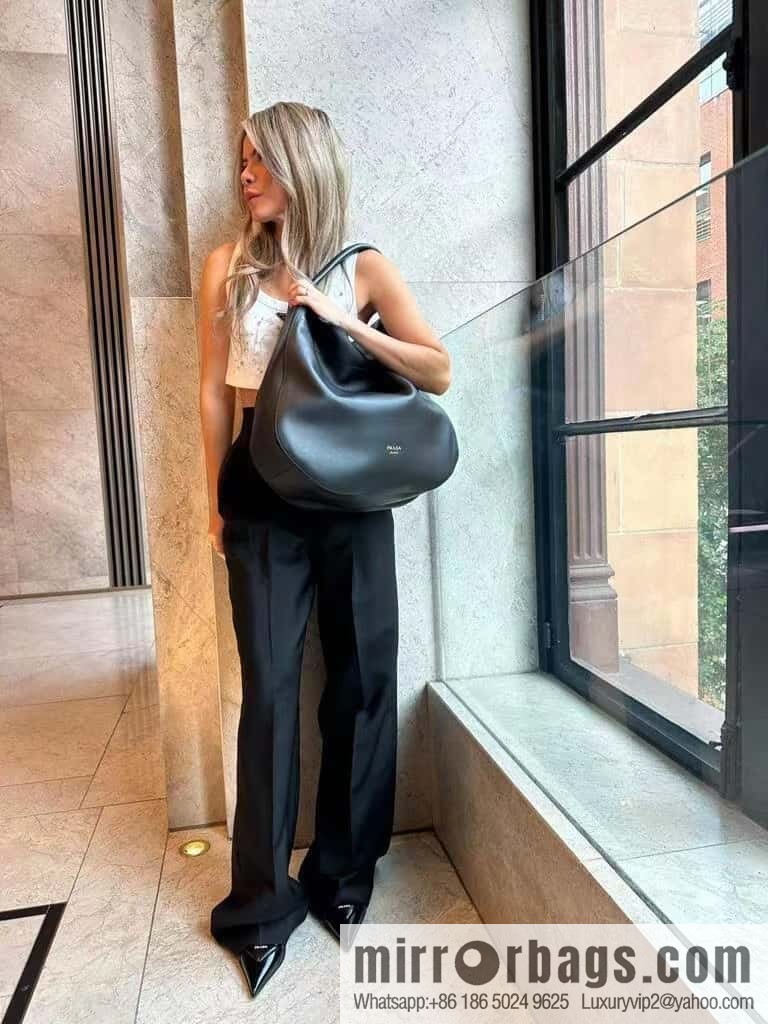 PRADA 🎉 new tote bag 🎉 1BC219 black
