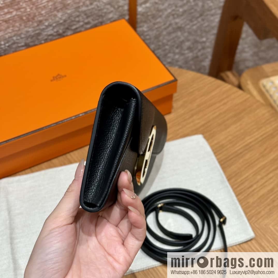 Chaine d'Ancre To Go wallet, pig nose togo black gold buckle