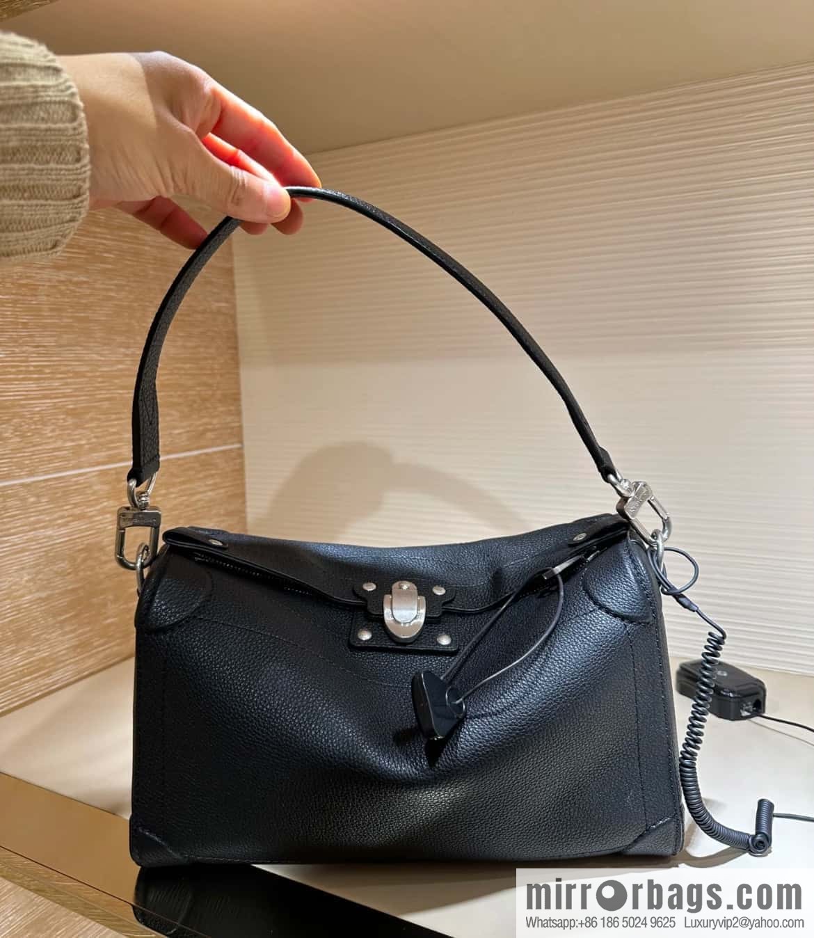 [Boutique‑grade] M11615 black full leather men's bag mailman bag series SOUL SIDE TRUNK EAST WEST mailman handbag