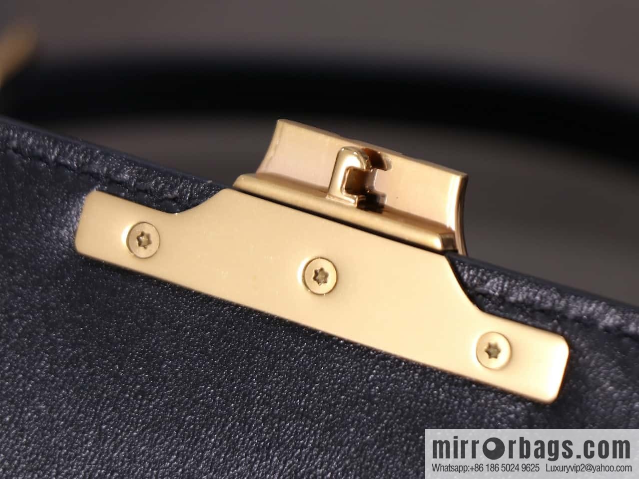 [Premium quality, all-steel hardware] LOLA medium bright cow leather handbag number: 115533