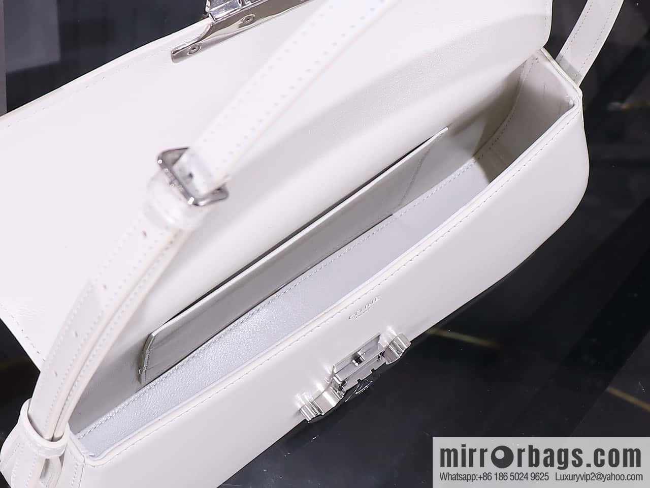 [Premium quality, all-steel hardware] LOLA medium bright cow leather handbag number: 115533