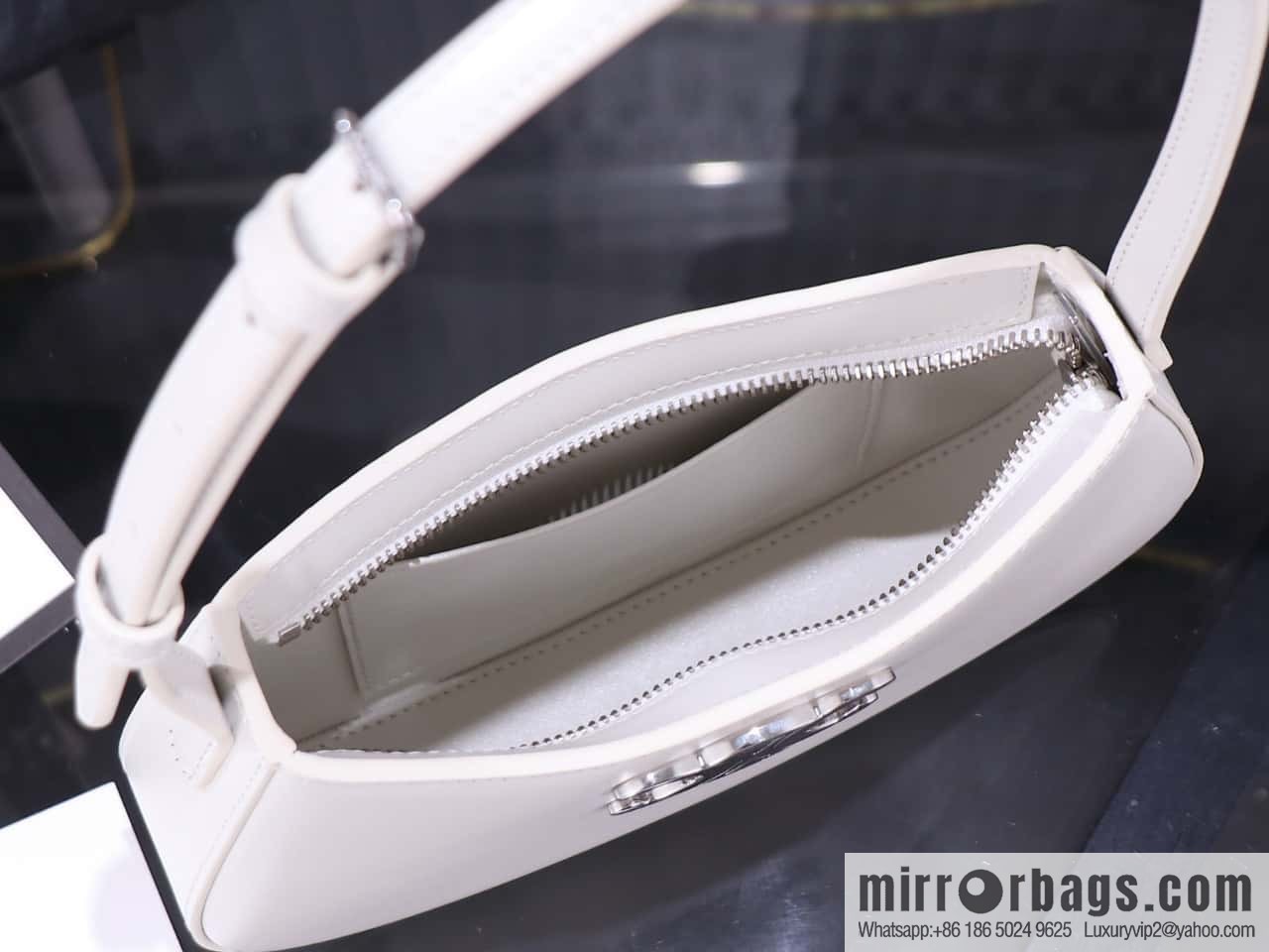 CELIN_E 2024 | TILLY medium shiny cow leather handbag The latest armpit bag number: 115703BF4.38NO