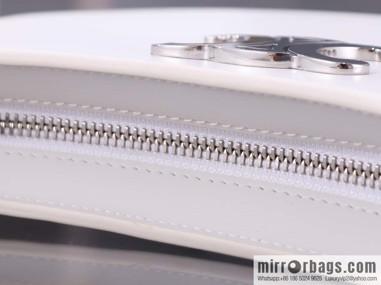 CELIN_E 2024 | TILLY medium shiny cow leather handbag The latest armpit bag number: 115703BF4.38NO