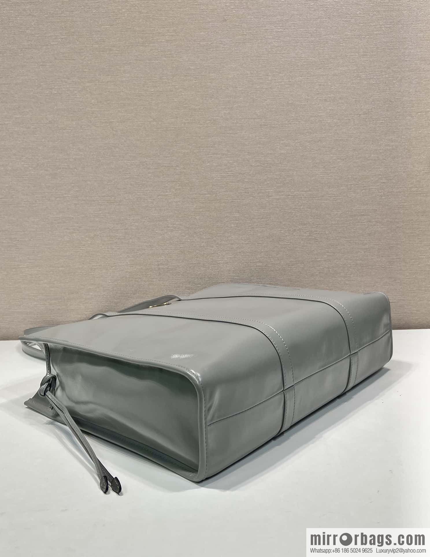 PRADA 🎉 oil wax tote bag 🎉 1BG460 new color