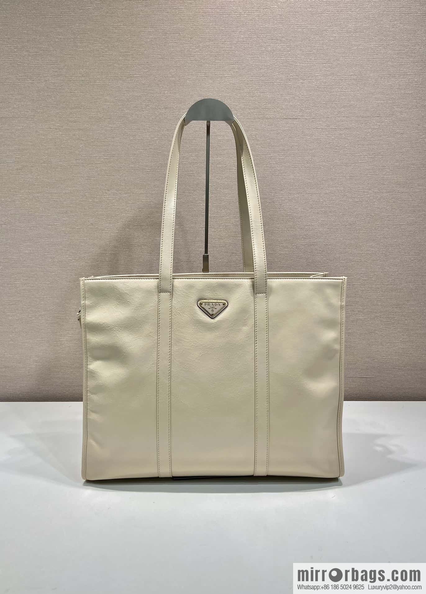 PRADA 🎉 oil wax tote bag 🎉 1BG460 lime