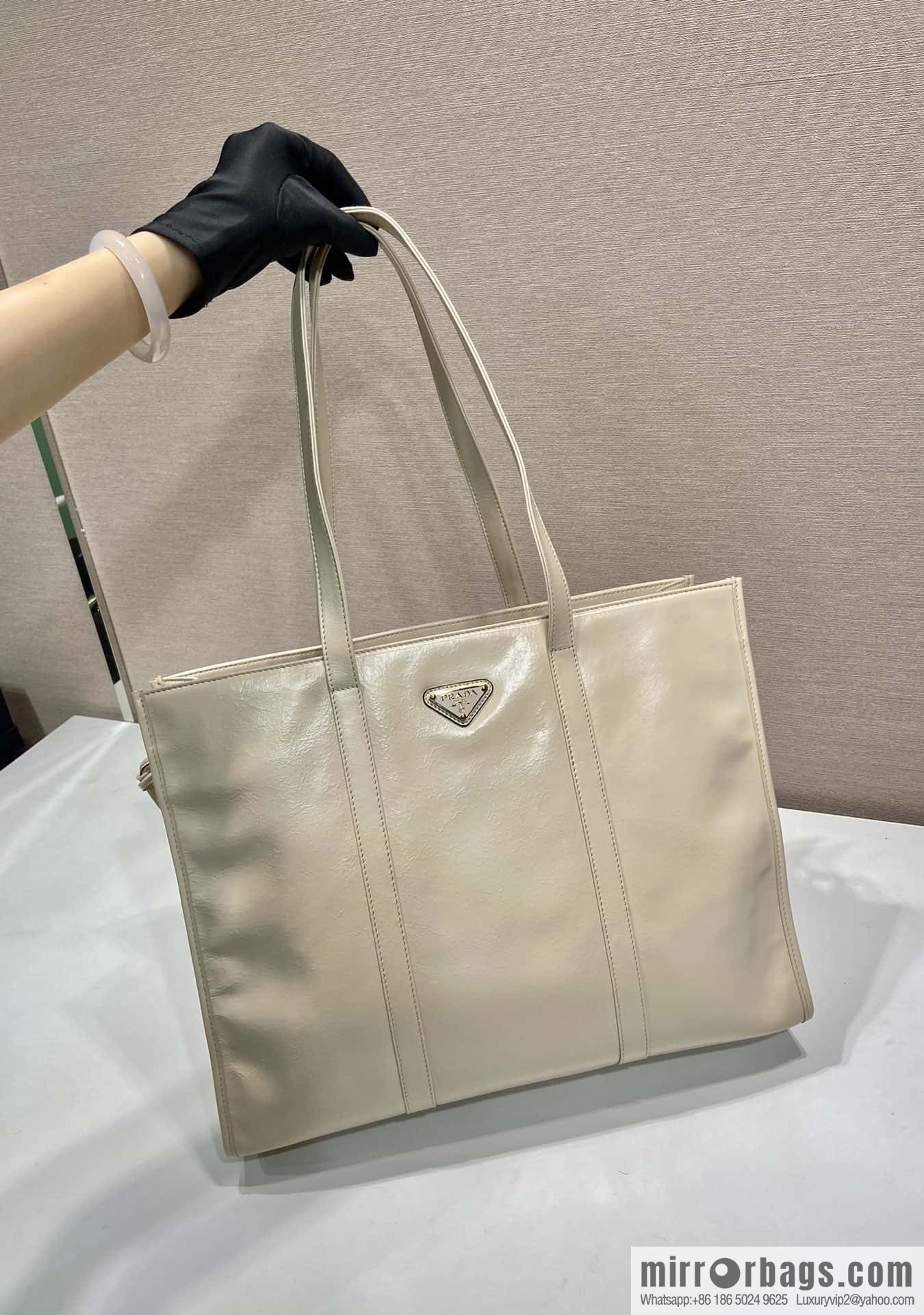PRADA 🎉 oil wax tote bag 🎉 1BG460 lime