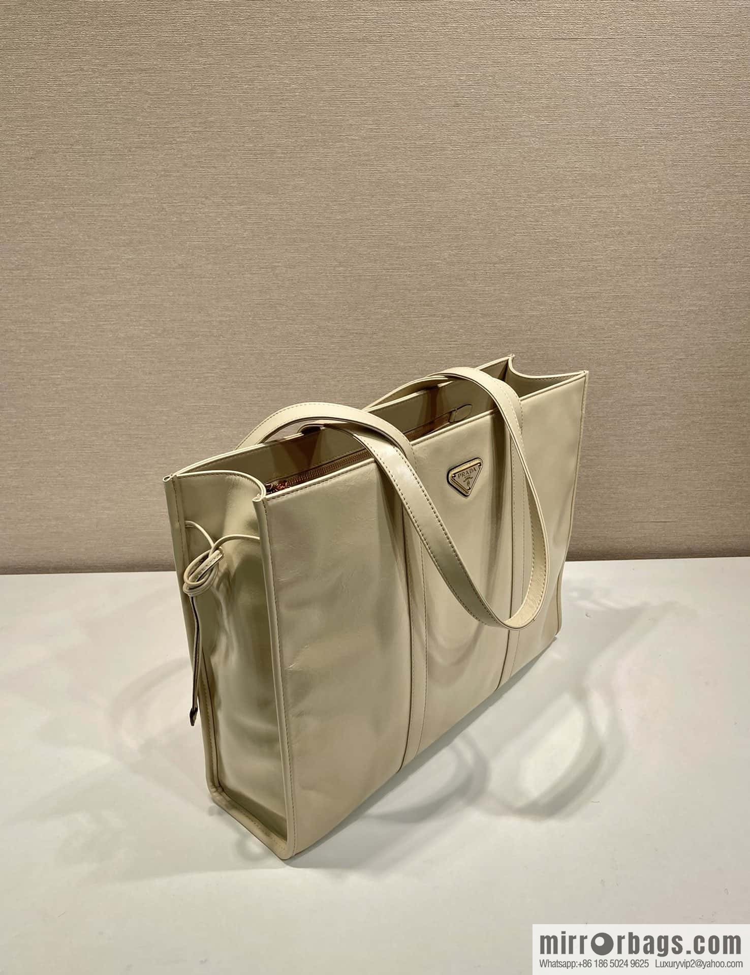 PRADA 🎉 oil wax tote bag 🎉 1BG460 lime