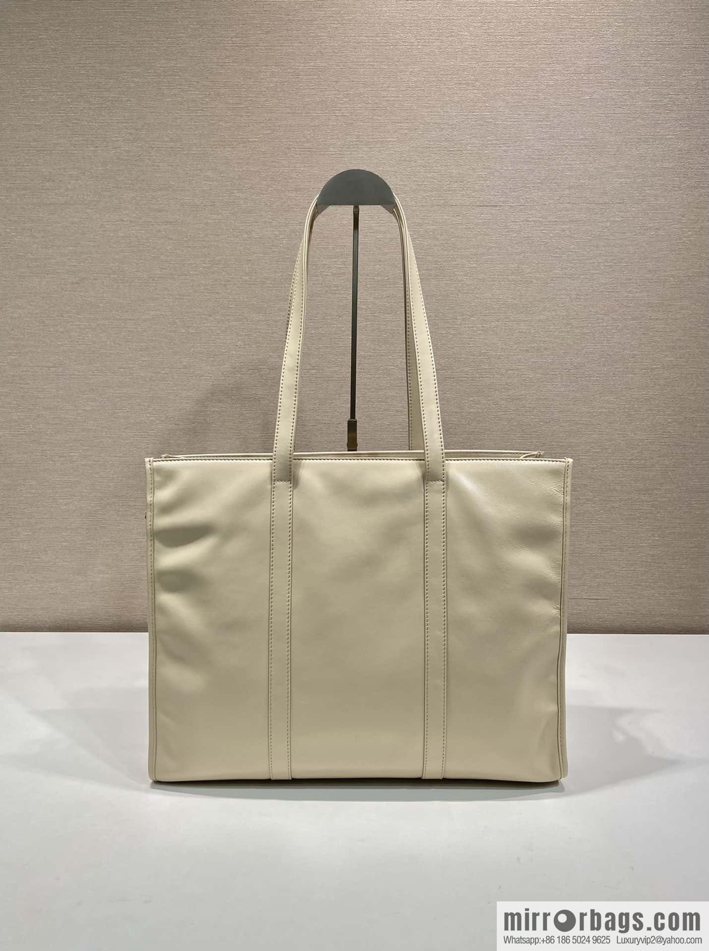 PRADA 🎉 oil wax tote bag 🎉 1BG460 lime