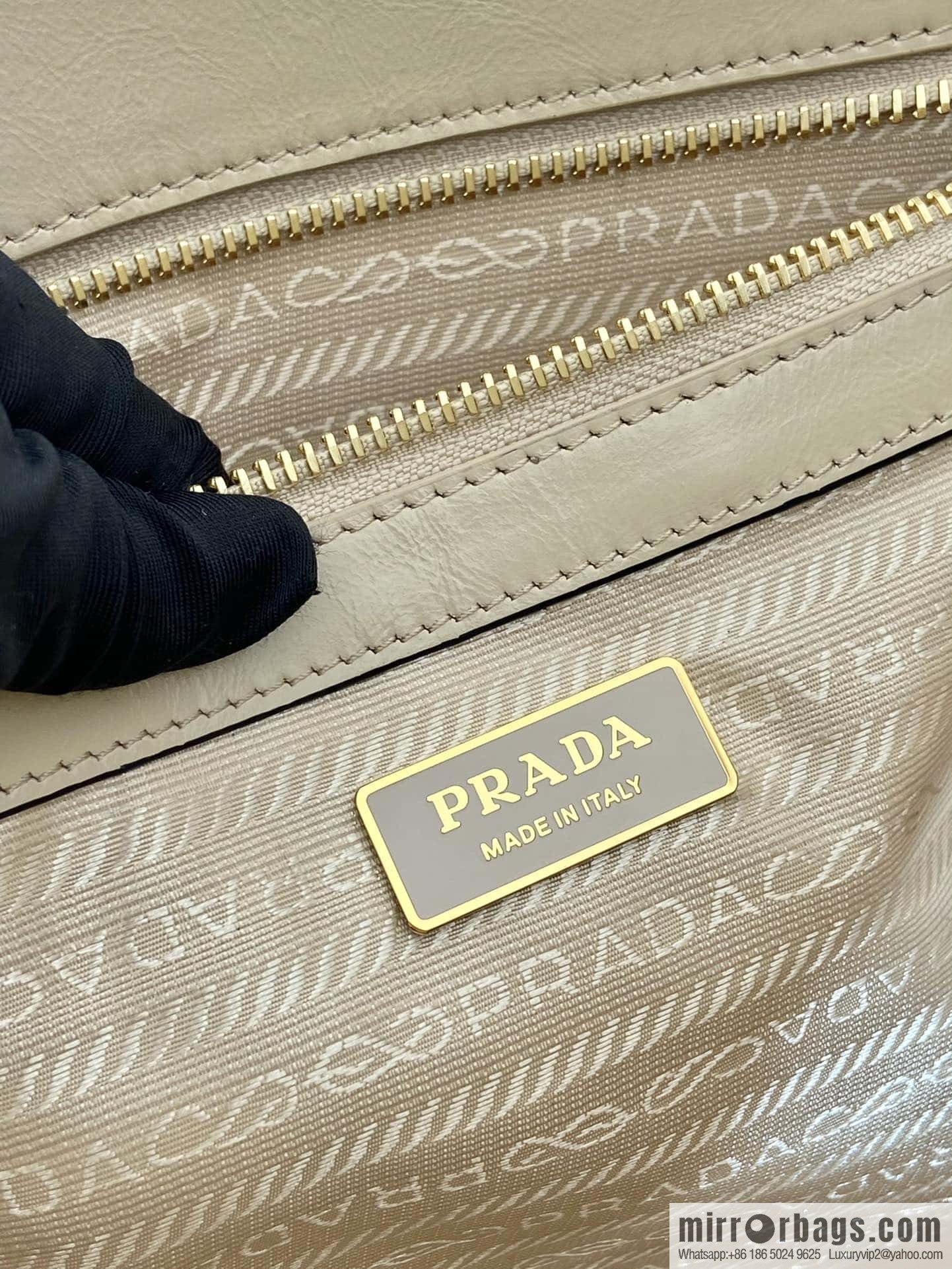 PRADA 🎉 oil wax tote bag 🎉 1BG460 lime
