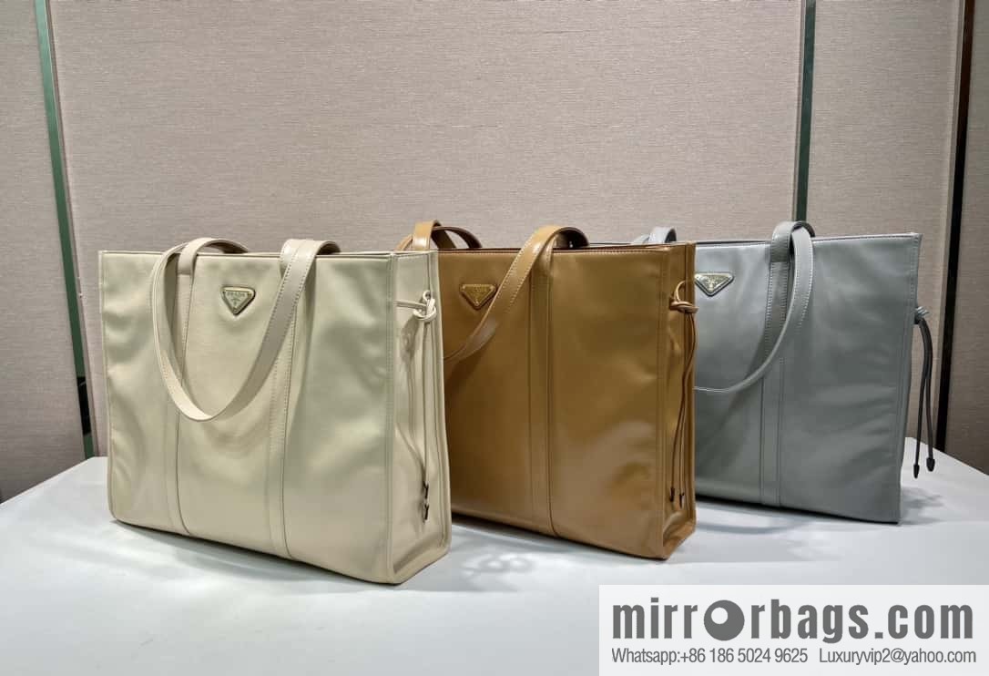 PRADA 🎉 oil wax tote bag 🎉 1BG460 lime