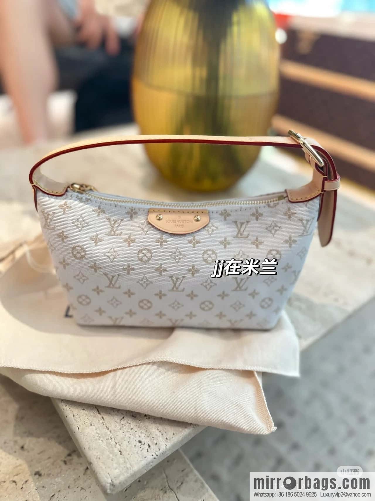 [Boutique‑grade] M12433 white, mini lunch box bag, moon bag series MINI MOON handbag