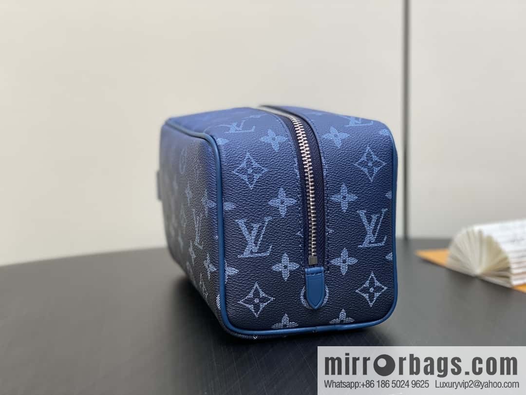 [Premium‑quality] M11599 blue gradual change toilet bag cosmetic bag series Locker Dopp Kit toilet bag