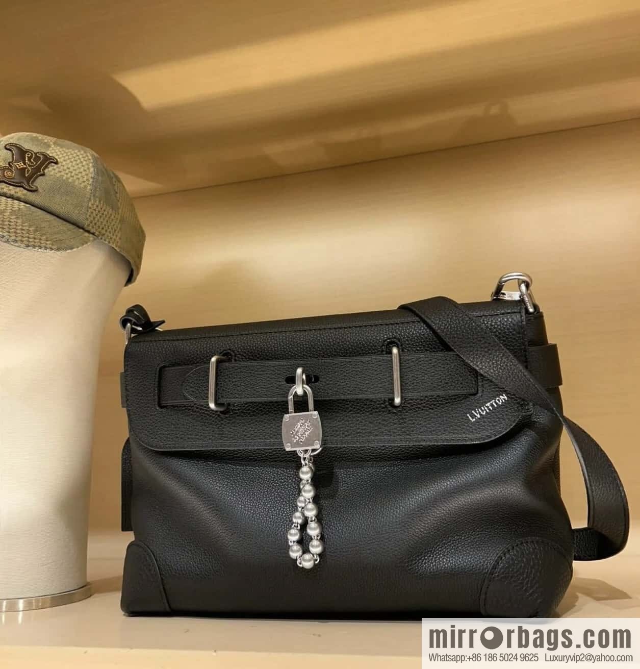 [Boutique‑grade] M11607 black full leather, men's bag messenger bag series, this Steamer Crossbody handbag.