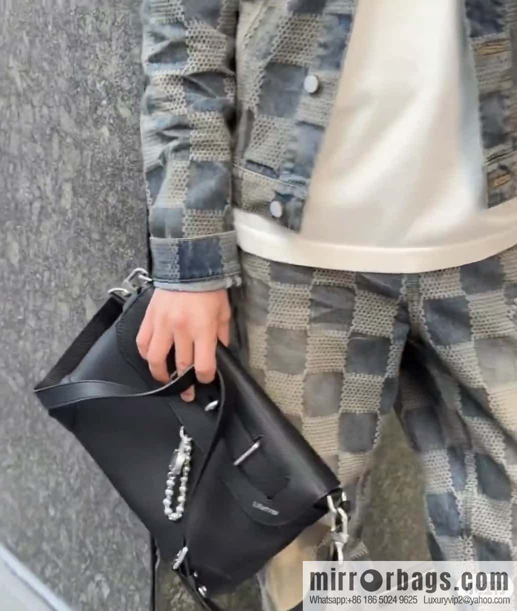 [Boutique‑grade] M11607 black full leather, men's bag messenger bag series, this Steamer Crossbody handbag.