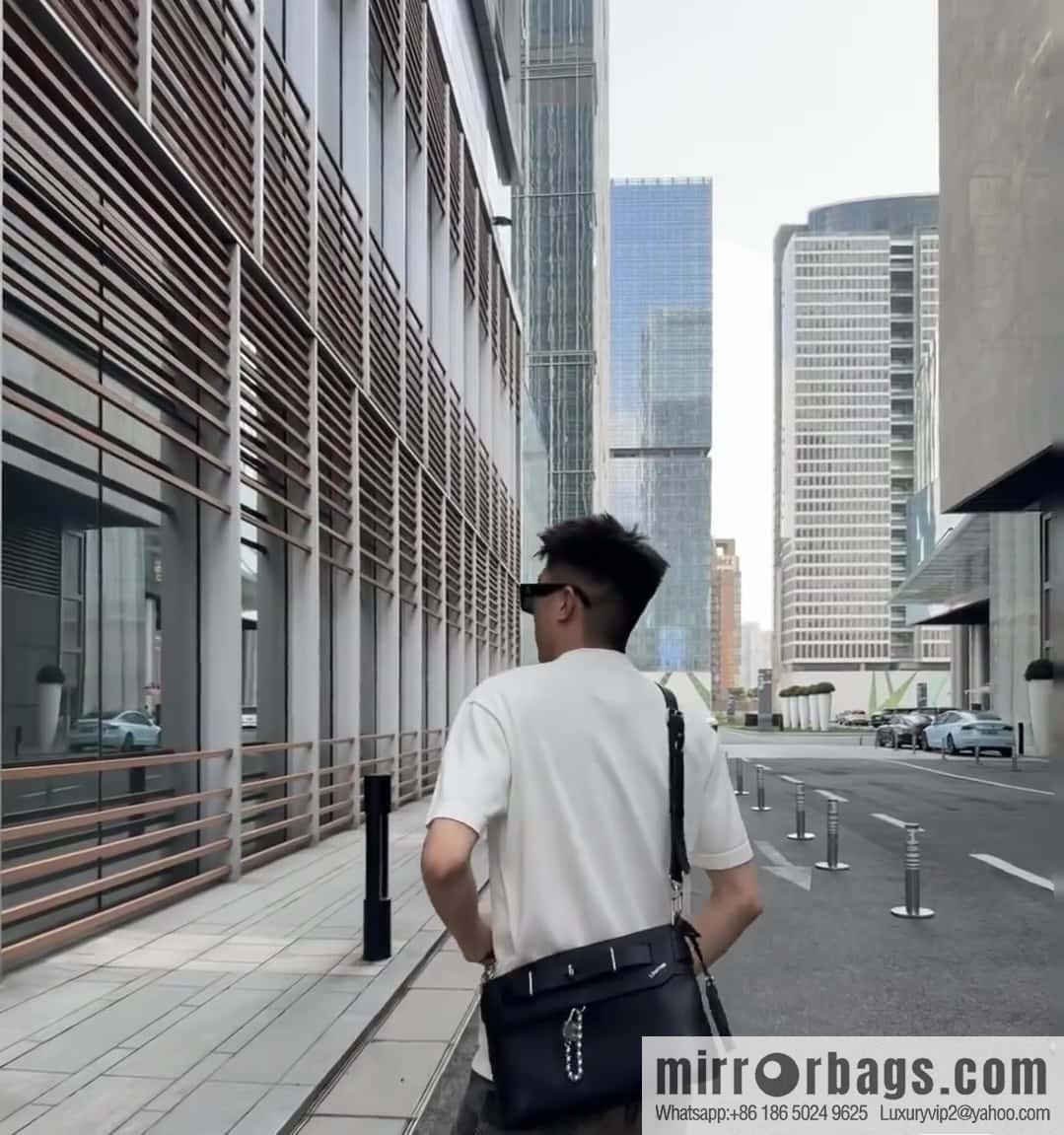 [Boutique‑grade] M11607 black full leather, men's bag messenger bag series, this Steamer Crossbody handbag.