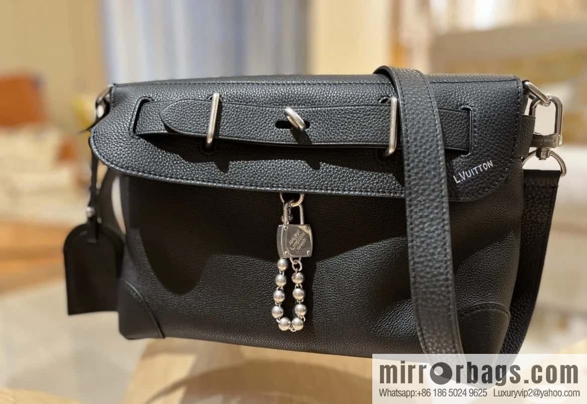 [Boutique‑grade] M11607 black full leather, men's bag messenger bag series, this Steamer Crossbody handbag.