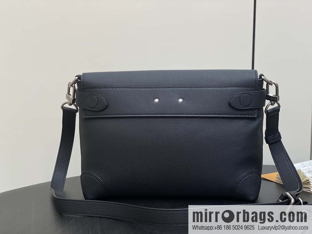 [Boutique‑grade] M11607 black full leather, men's bag messenger bag series, this Steamer Crossbody handbag.
